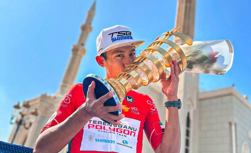 Aiman_KOM Champ Terengganu Polygon Cycling Team kisses the winning trophy