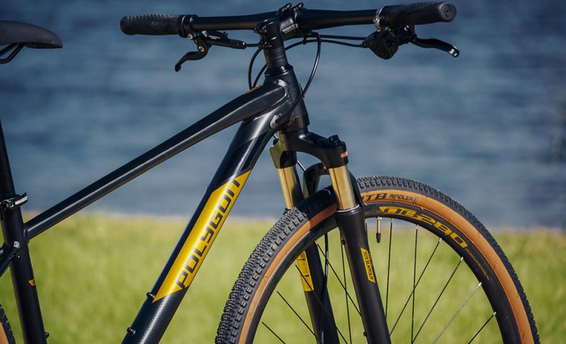 Accompanied with suspension fork to smooth out the ride on rough terrains.