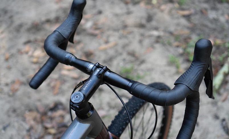 Accompanied with flared handle bar, it improves aerodynamics with the narrower position without compromising your ability of handling on wider drops.