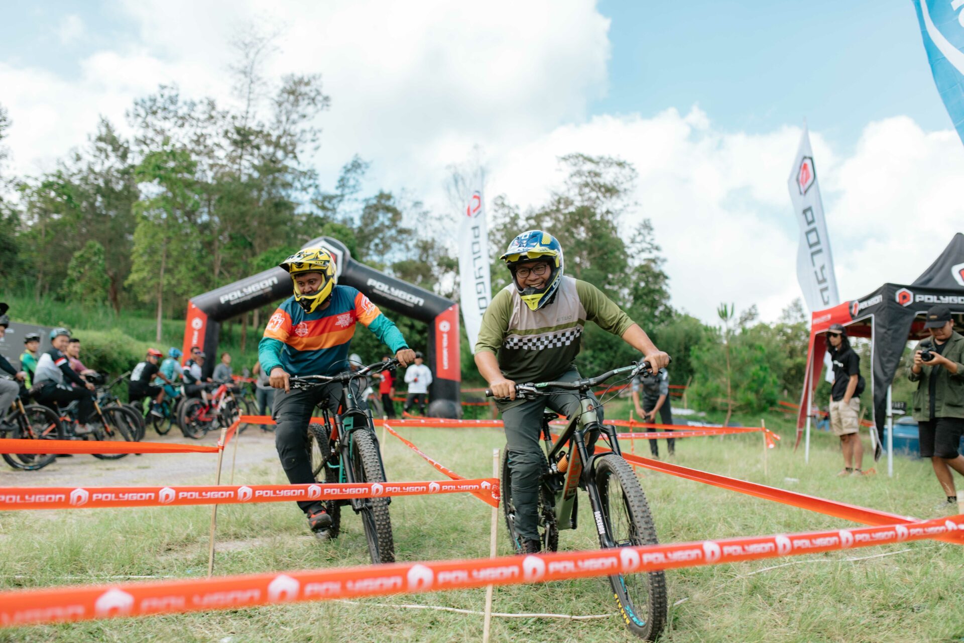 Mountain cyclists' interaction on the tracks