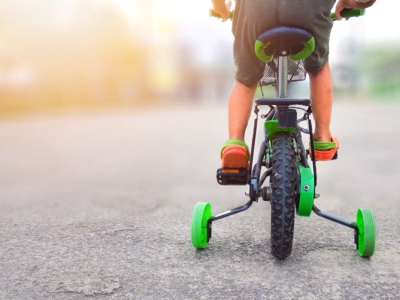 Sepeda Dengan Roda Bantu Untuk Si Kecil Belajar