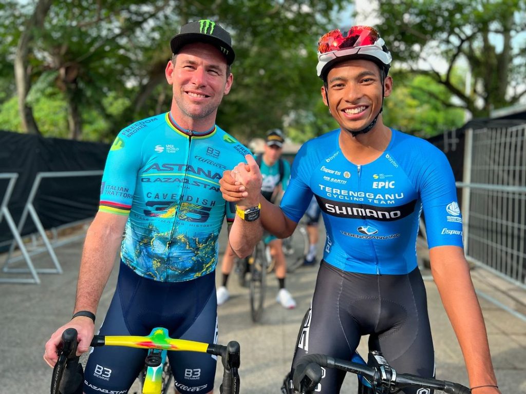 Solidarity between riders in TDF Singapore Criterium 2024
