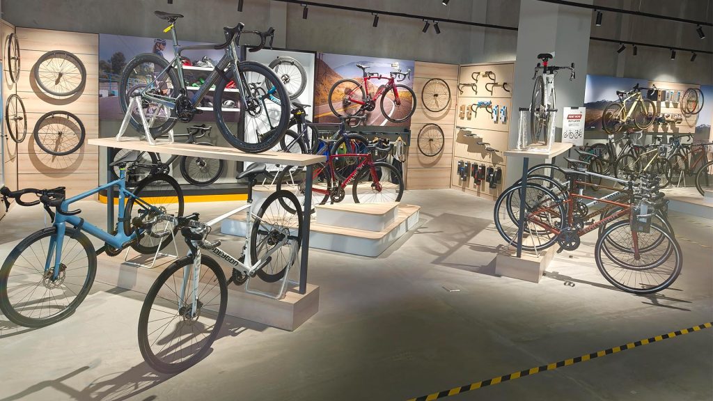 Memilih sepeda road bike di toko sepeda