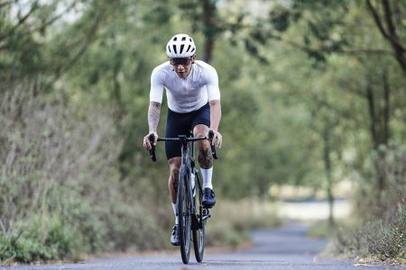 Seorang Cyclist Mengendarai Sepeda Road Bike Di Jalan Raya