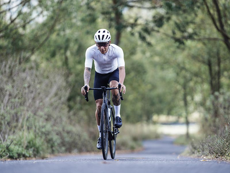 Seorang Cyclist Mengendarai Sepeda Road Bike Di Jalan Raya