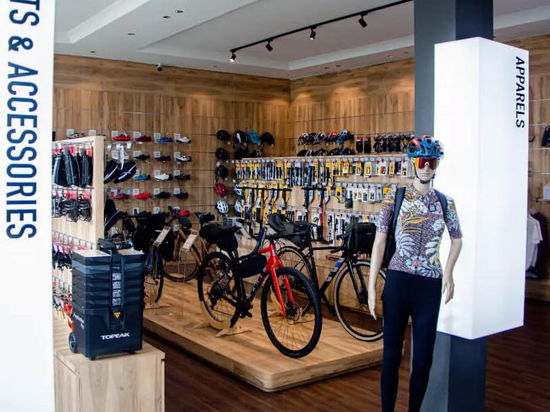 Choosing the right urban bike in a bike shop