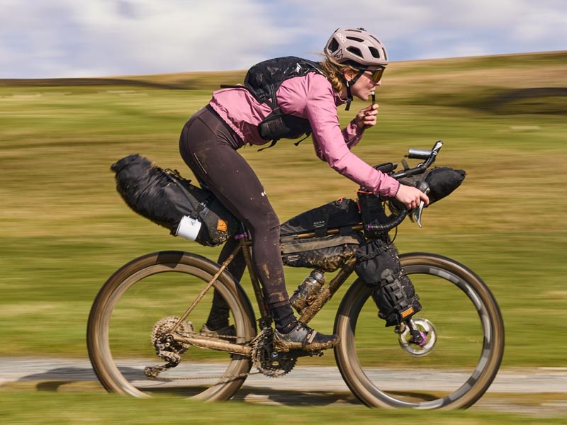 Bersepeda gravel dengan hydration bag