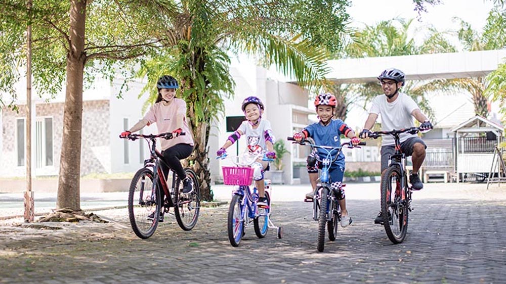 Anak Bersepeda Didampingi Orang Tuanya
