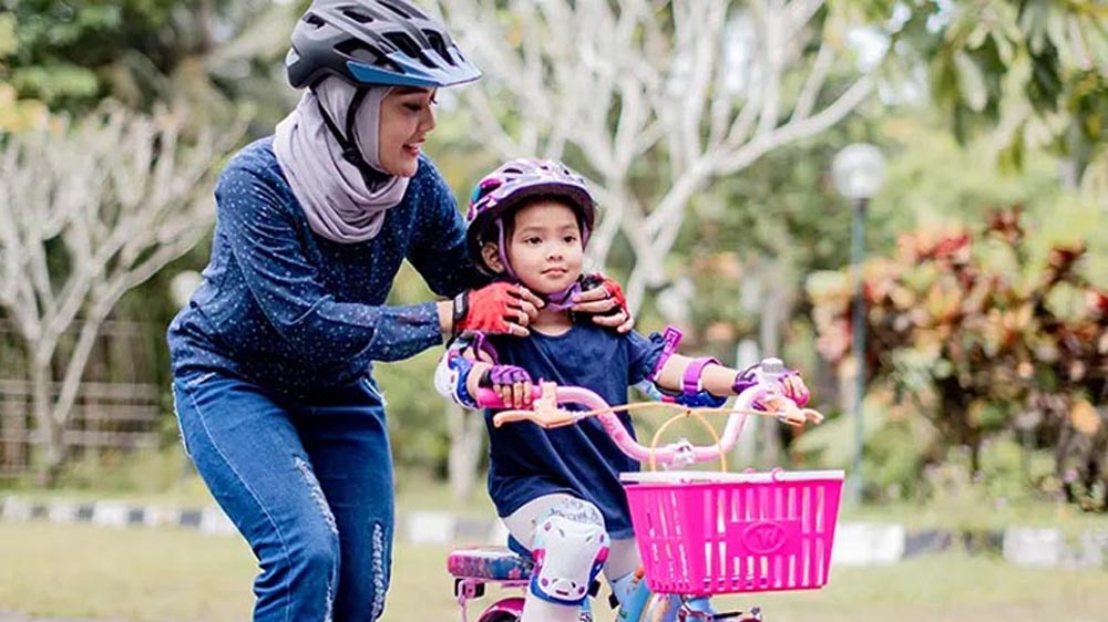 Memakai Helm Sebelum Petualangan Sepeda Anak