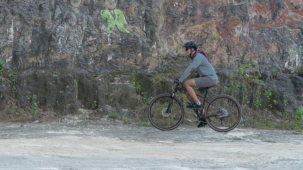 Trying a hybrid bike on off-road surfaces