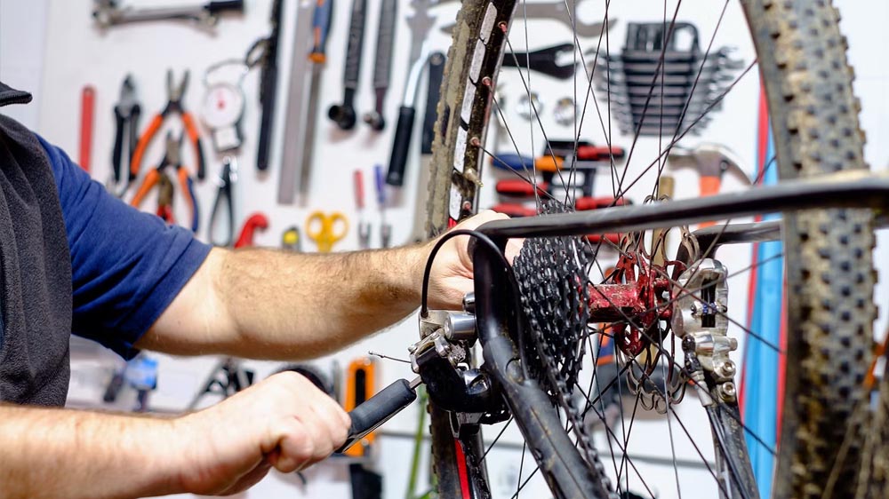 Hybrid bike preparations before trail riding