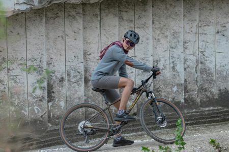 Menggunakan Sepeda Hybrid Di Medan Off-Road