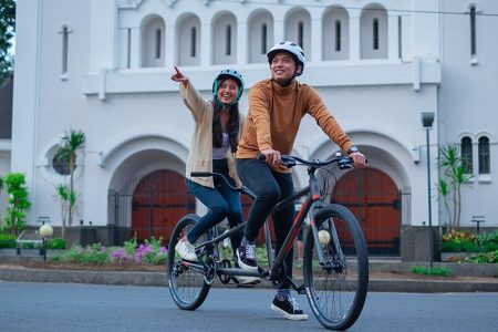 Bersepeda Di Kota Menggunakan Sepeda Tandem
