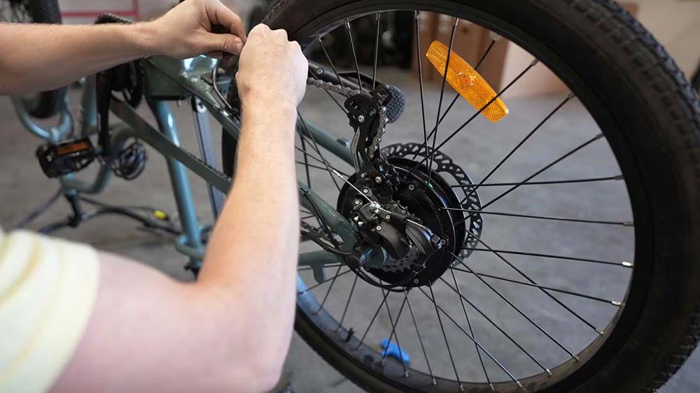 Memeriksa ban sepeda listrik secara berkala