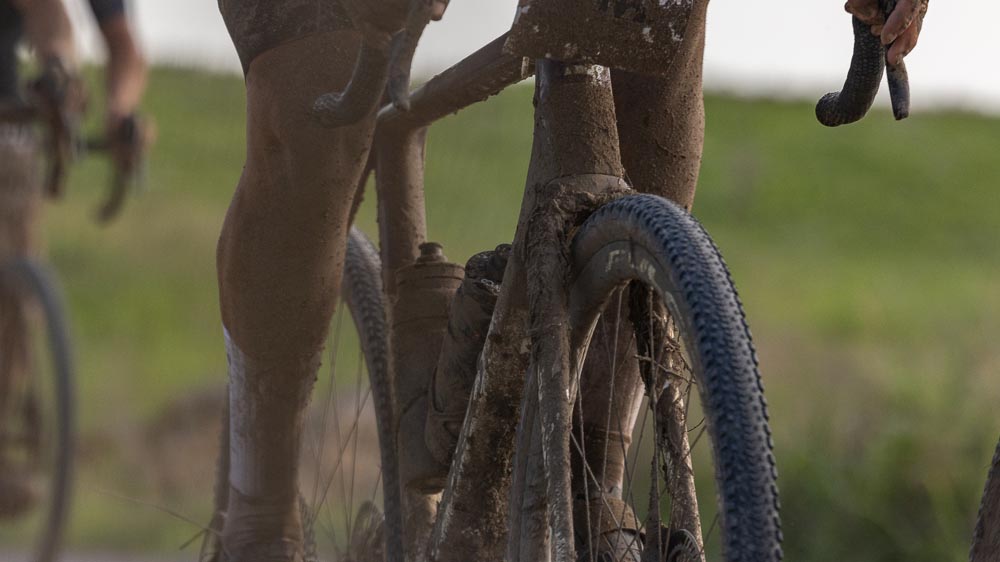 Gravel cyclist melewati jalanan berlumpur
