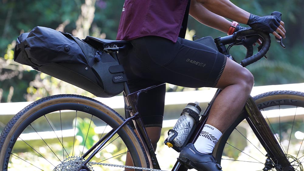 Memasang bike bag pada sepeda gravel