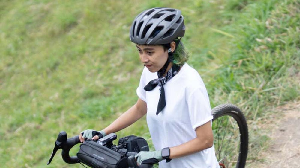 Memakai helm sebelum bersepeda gravel