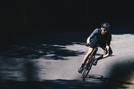 Cornering Dengan Tajam Menggunakan Sepeda Gravel