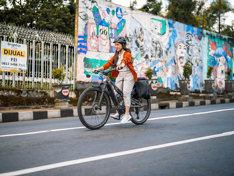 Sepeda listrik Polygon digunakan untuk berkeliling kota