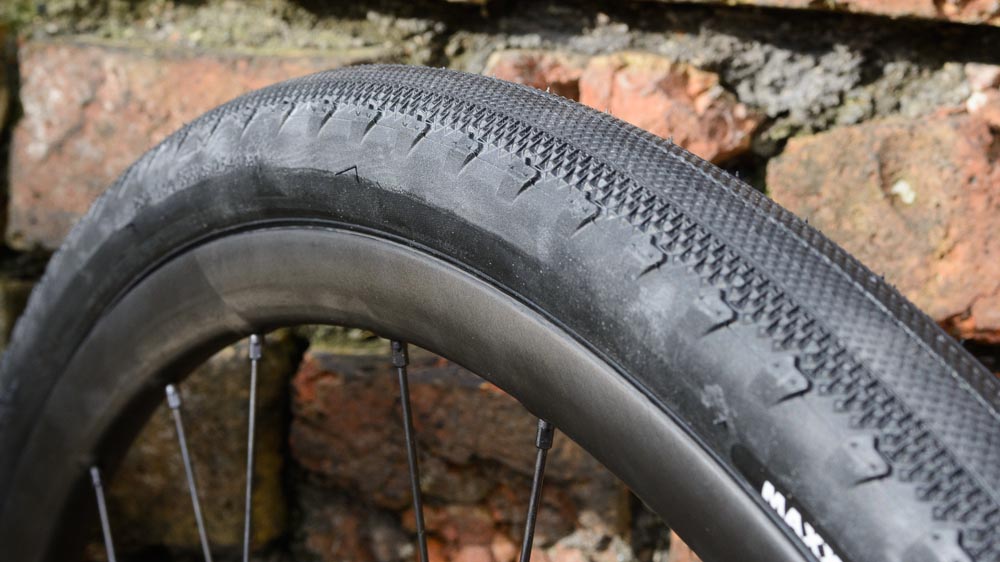 Ban sepeda gravel yang lebih slick