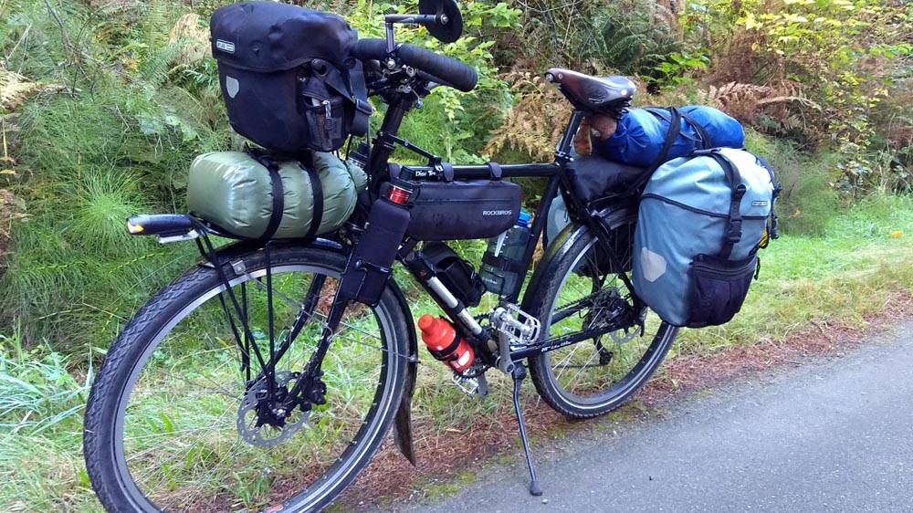 Sepeda gravel membawa banyak barang