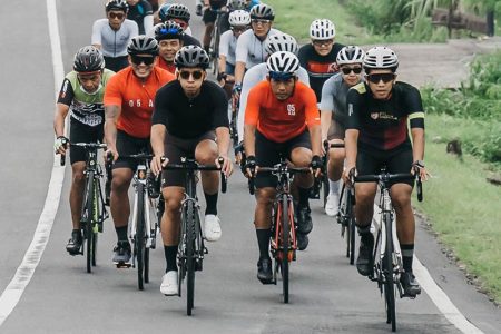 Menikmati Perjalanan Bersepeda Bersama Teman