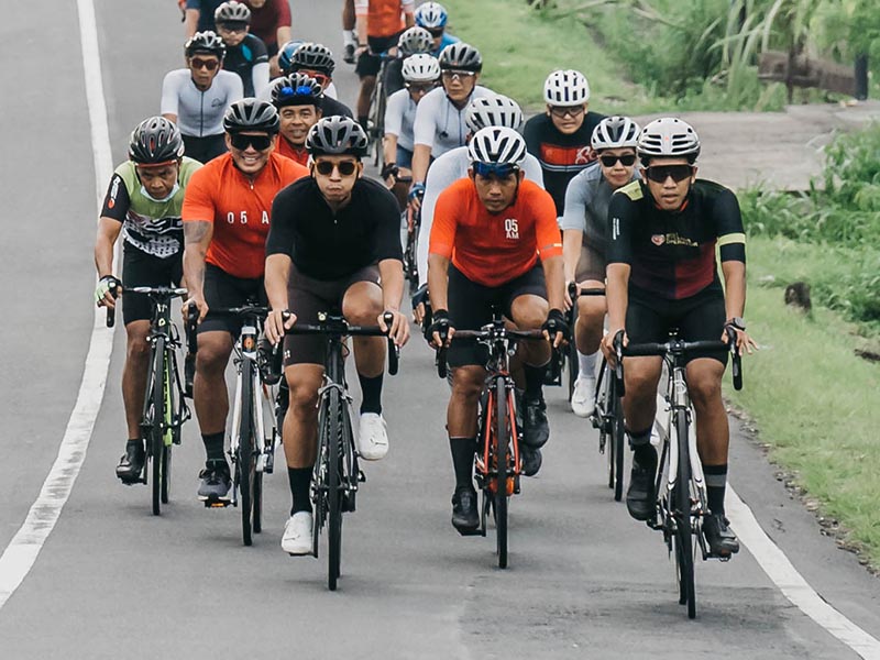Menikmati Perjalanan Bersepeda Bersama Teman