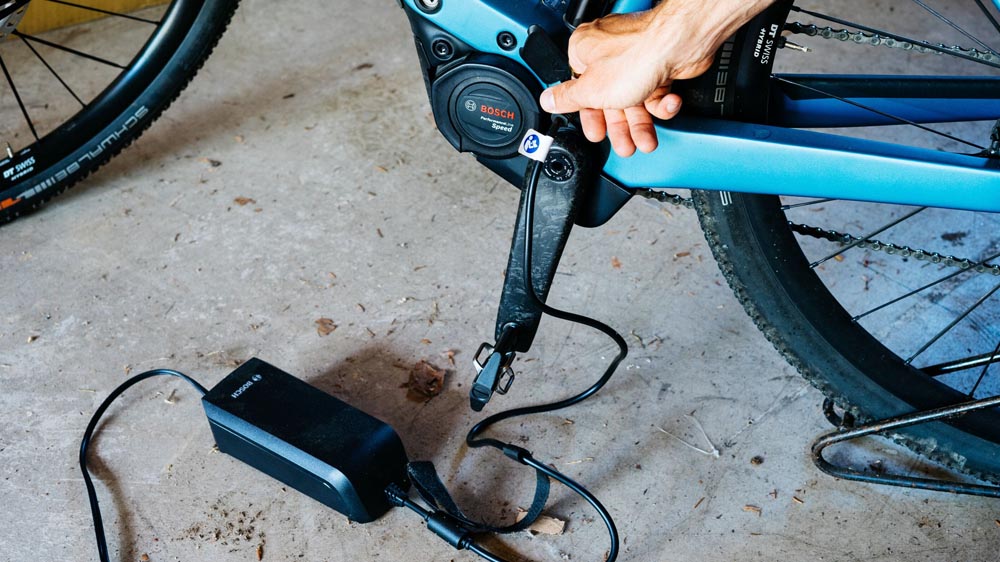 Melakukan pengisian ulang baterai sepeda E-MTB
