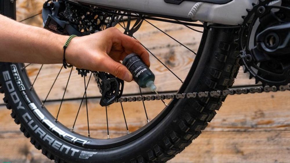 An electric bike’s chain lubrication