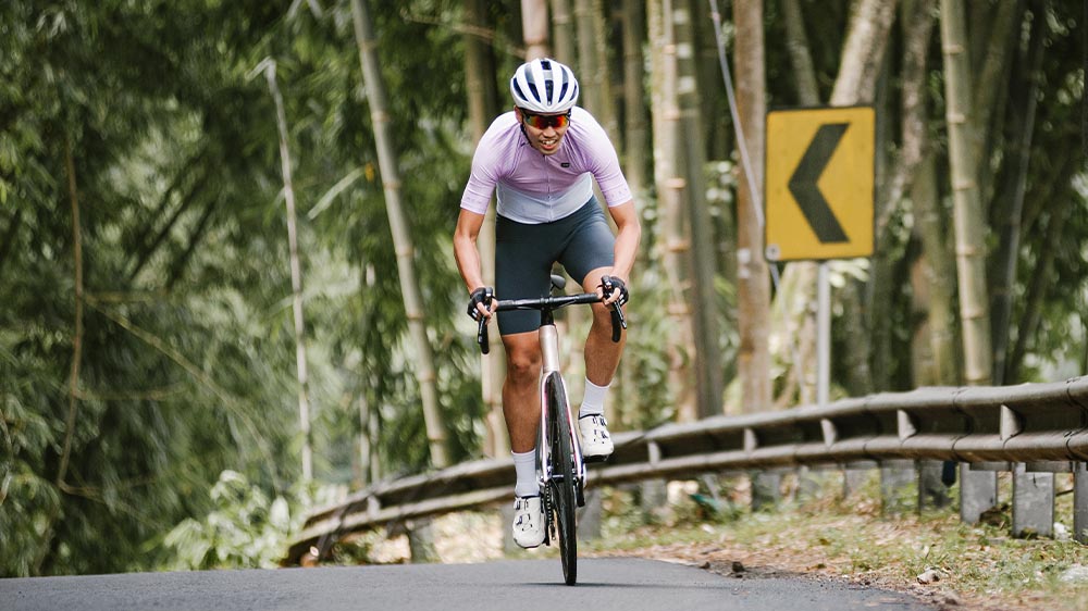 Menjaga keseimbangan dan kontrol saat bersepeda road bike