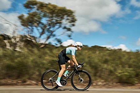 Cyclist Meluncur Dengan Sepeda Road Bike