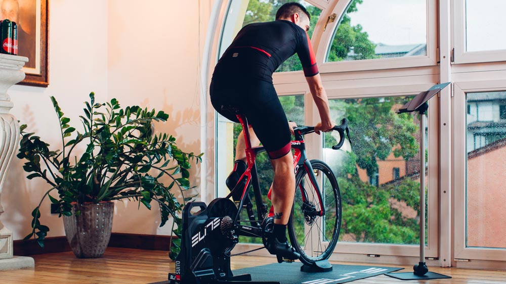 Latihan road biking menggunakan indoor trainer