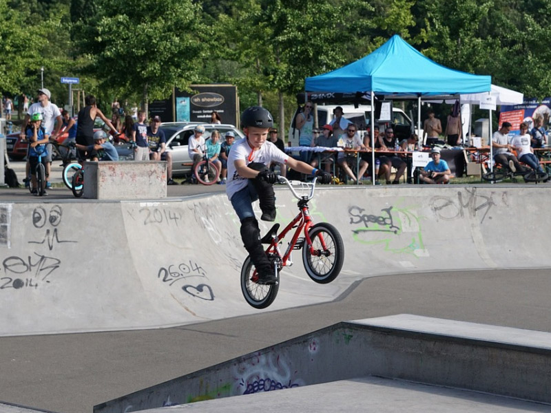 Seorang Anak Sedang Mencoba Trik Baru Sepeda Bmx