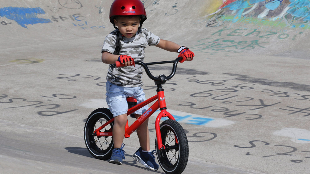 Menyeimbangkan posisi berkendara sepeda BMX