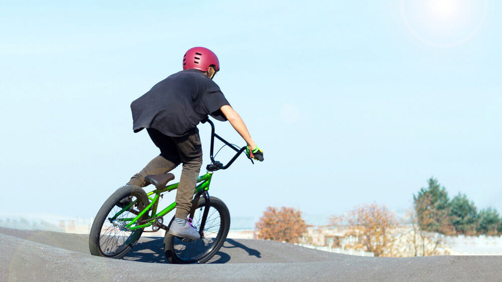 Seorang anak mengayuh sepeda BMX
