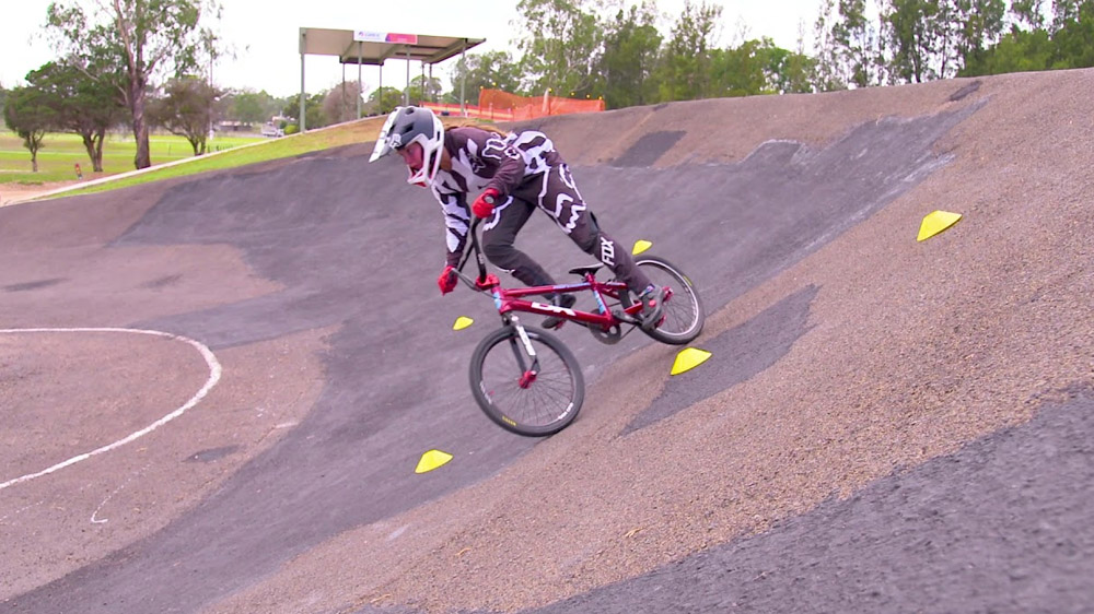 Seorang anak berbelok tajam dengan sepeda BMX