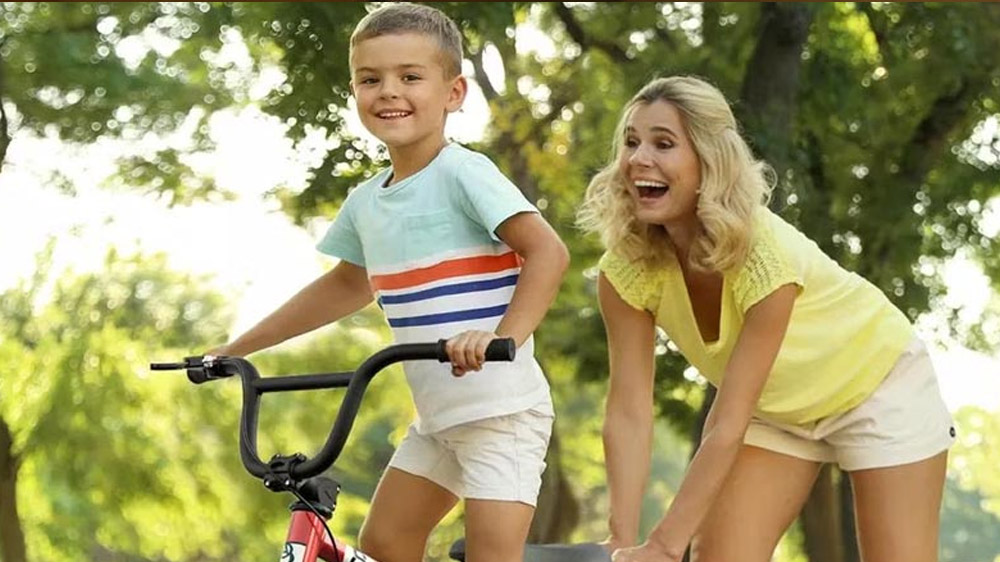 Orang tua mengajari anak bermain sepeda BMX