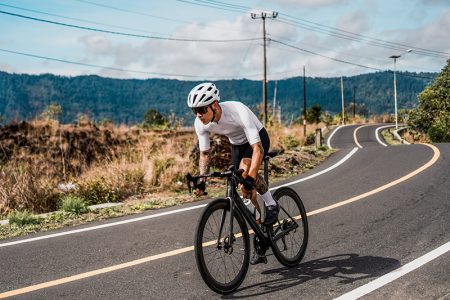 Cyclist Meluncur Menggunakan Sepeda Balap