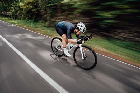 Cyclist Bersepeda Road Bike Dengan Cepat