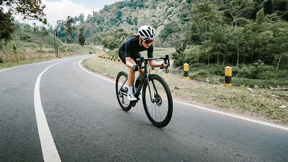 Cyclist melewati tanjakan dengan sepeda road bike