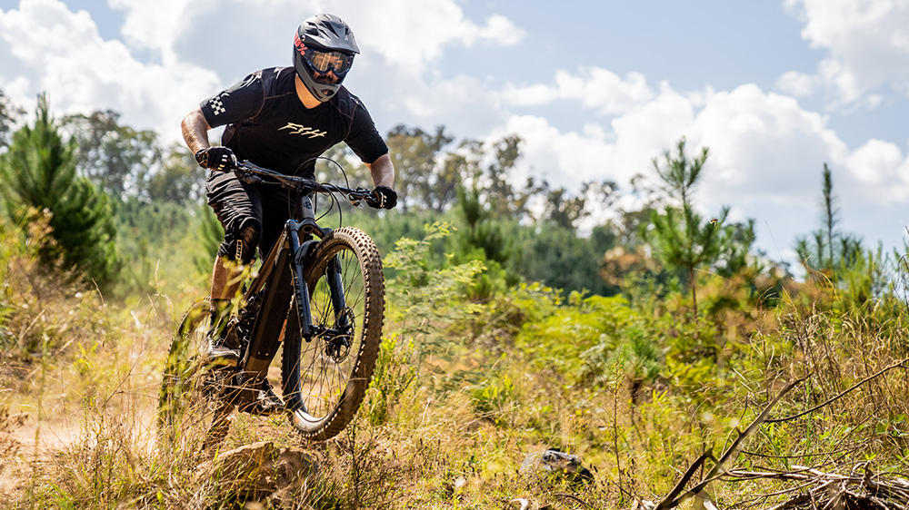 Jumping menggunakan sepeda gunung Polygon