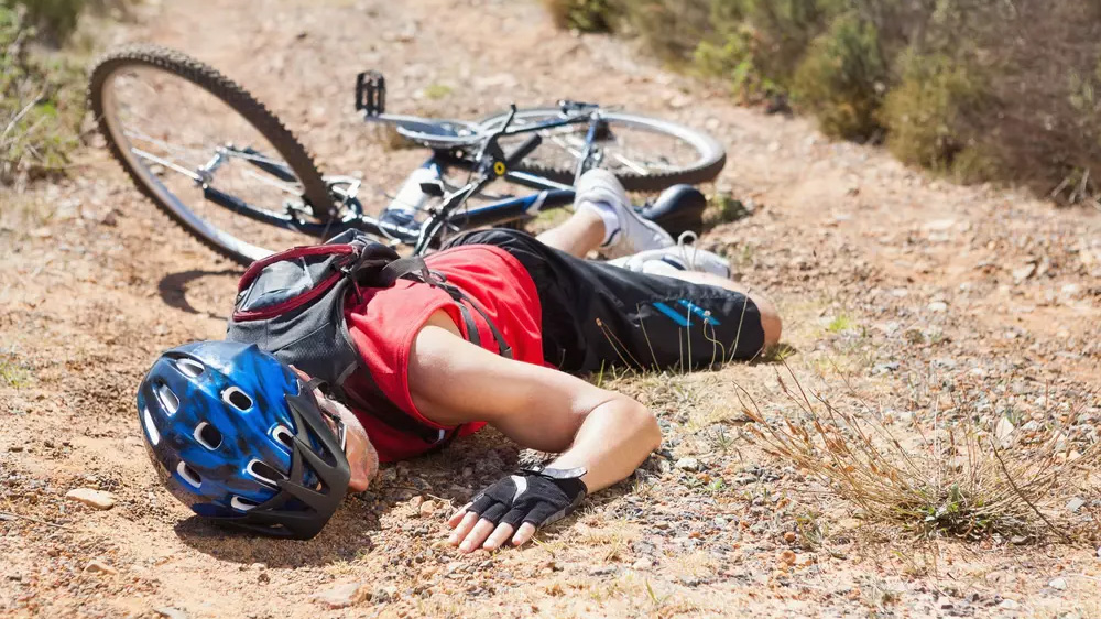 Cyclist terjatuh saat bersepeda gunung