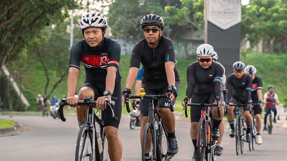 Mencoba sepeda road bike sebelum membeli