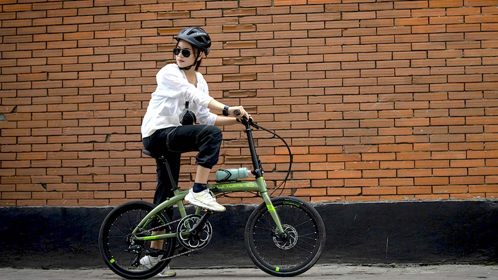 Bersepeda dengan sepeda lipat Polygon Urbano