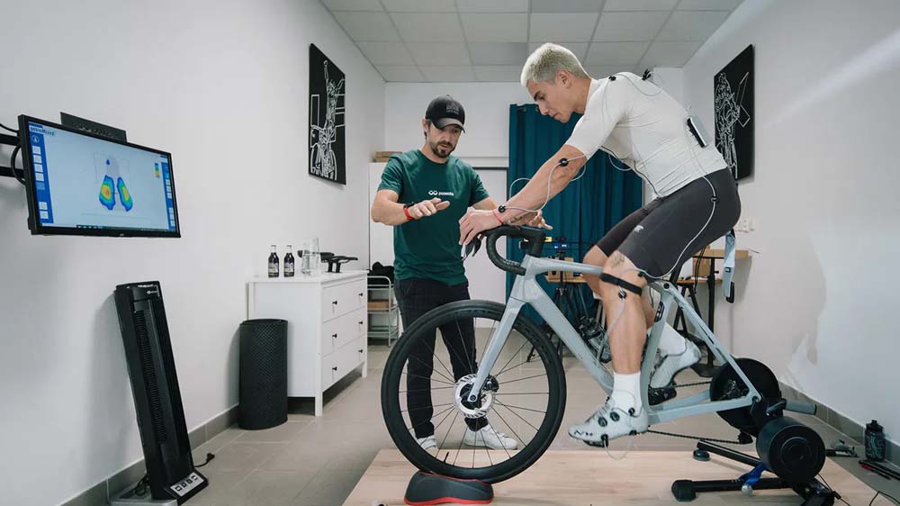Melakukan bike fitting dengan indoor trainer