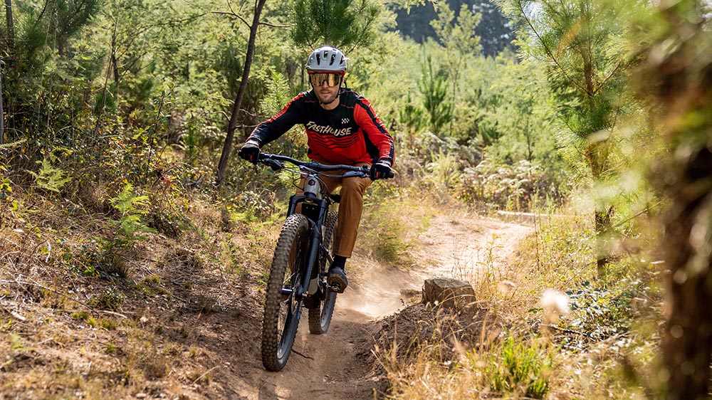 Melahap pegunungan dengan sepeda gunung (MTB) Polygon