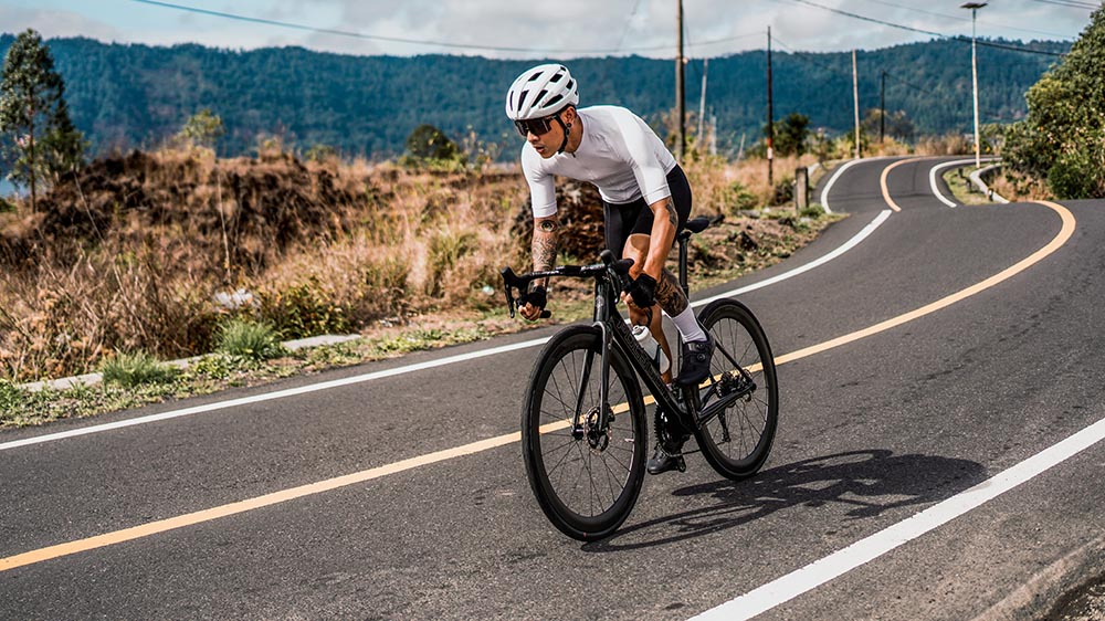 Meluncur menggunakan sepeda road bike Polygon di jalan raya