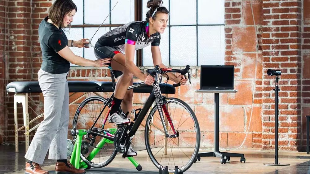 Mengukur tinggi badan dengan frame sepeda road bike