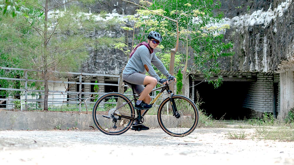 Cyclist commuting and touring with a versatile hybrid bike