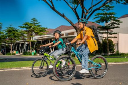 Bersepeda Bersama Teman Ke Sekolah